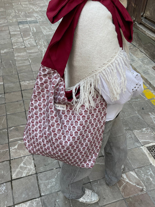 Bolso flores granates con lazada