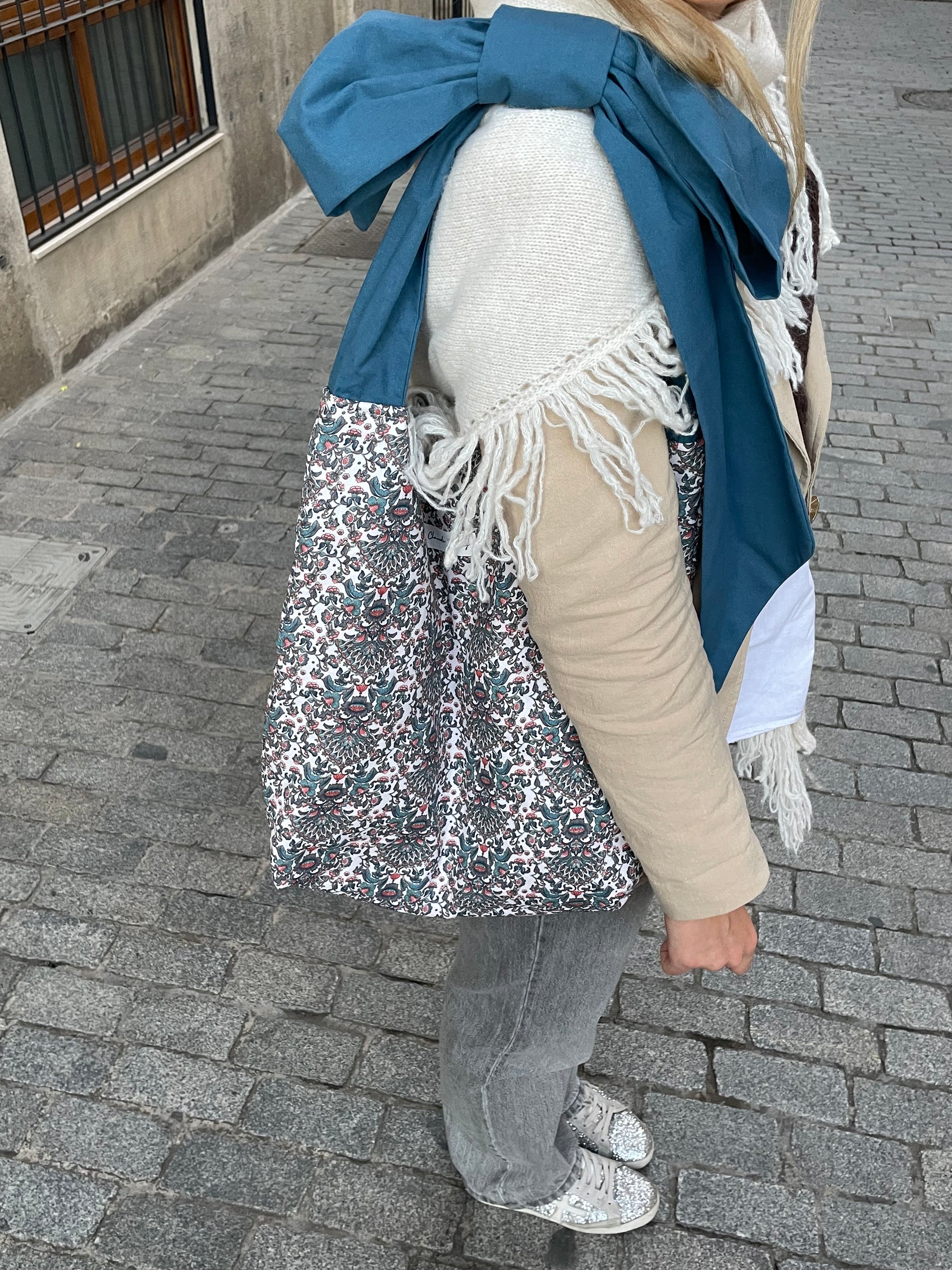 Bolso flores azules con lazada