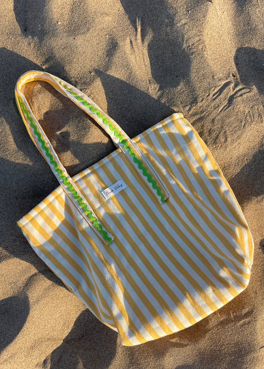 Bolso amarillo con ondulina verde